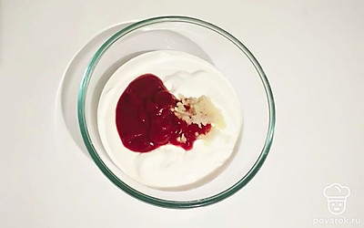 Приготовьте сметанный соус. Для этого смешайте со сметаной томатный соус, соль, перец и измельченный чеснок.