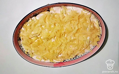 Залейте сметанным соусом пельмени. Сверху посыпьте тертым сыром. Выпекайте в разогретой духовке в течение 20 минут.