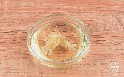 Смешайте растительное масло и тертый чеснок. Чтобы масло полностью впитало вкус и аромат чеснока, разотрите все вместе.