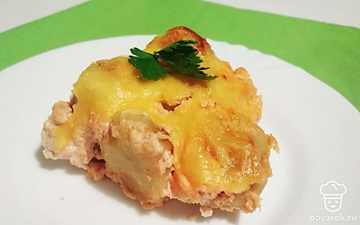 Подавайте блюдо горячим, разрезав на порции. Украсьте мелко рубленой зеленью. В пиале подайте соусы по вкусу: сметану, кетчуп, майонез.