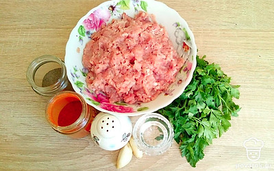 Пропустите мясо с луком через мясорубку, добавьте соль и перец. Все перемешайте и взбейте фарш до однородной консистенции. Добавьте в фарш измельченную зелень петрушки и отправьте его в холодильник.