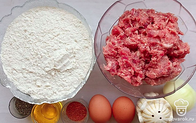 Лук очистите, промойте. Муку просейте. Подготовьте кухонный стол для работы с тестом, протрите его насухо и припылите мукой.