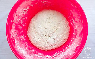 Соедините в глубокой миске воду, яйца, растительное масло, 0,5 чайной ложки соли. Все хорошенько взбейте вилкой. Постепенно добавляя муку, замесите плотное упругое тесто. Оставьте его отдохнуть 20 минут.