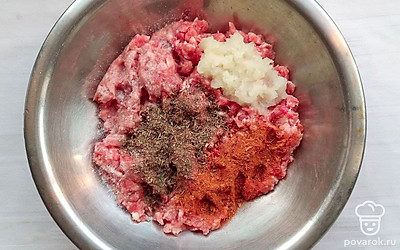 Куриный фарш смешайте с тертым на крупной терке луком, сушеным базиликом, солью и специями. Подошедшее тесто разделите на маленькие кусочки, сформируйте из них шарики, раскатайте в тонкие круглые лепешечки.