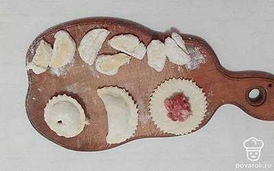 На каждую лепешечку выложите немного фарша и сложите ее пополам, защипните края. Противоположные концы соедините, чтоб получился пельмень. В кипящую воду опустите готовые пельмени, варите 7-10 минут после повторного закипания воды.