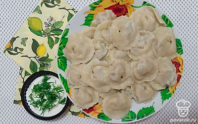 Подавайте горячие домашние пельмени с куриным фаршем и базиликом, украсив их мелко нарезанной зеленью петрушки или укропа. Дополните блюдо сметаной, томатным соусом и нарезкой из свежих овощей.