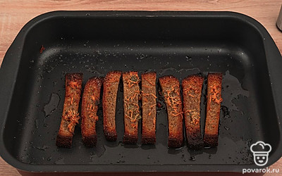 Отправьте гренки в духовку на 10 минут. Они должны подрумяниться и стать хрустящими.