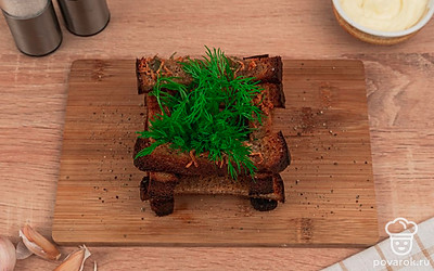 Украсьте гренки укропом и посыпьте черным свежемолотым перцем. Готово.