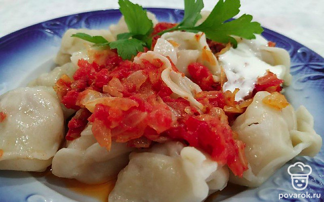 Витаминные пельмени с луком и помидорами — Рецепт с фото