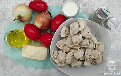 Приготовьте все специи. Чеснок и лук очистите и помойте, помидоры помойте. Поставьте кастрюлю с водой на огонь для варки пельменей.