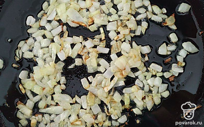 Мелко нарезанный лук обжарьте с морковью. Натрите на мелкой терке помидоры и добавьте к обжаренным овощам. Перемешайте.