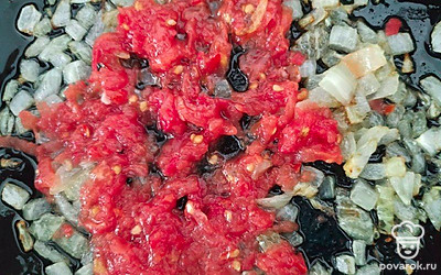 Отварите пельмени, извлеките их из воды и переместите в тарелку. Сверху на пельмени выложите овощи.