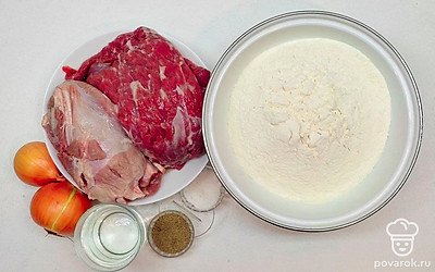 Подготовьте все необходимые ингредиенты. Приготовьте миску, мясорубку, кастрюлю и дуршлаг.