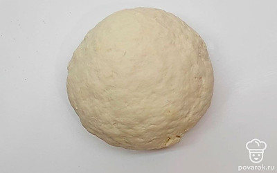 Возьмите миску и просейте в нее муку. Добавьте воду, соль и замешайте тесто. Оставьте тесто отдохнуть на 1,5 часа. Каждый полчаса немного месите его.