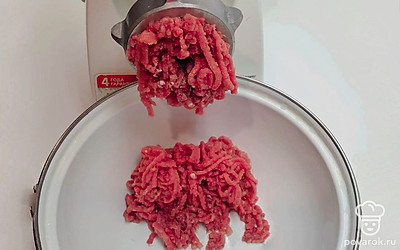 Свиное и говяжье мясо порежьте на кусочки и пропустите через мясорубку.