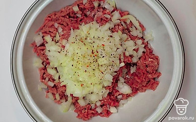 Почистите лук и мелко нарежьте. Затем добавьте лук к фаршу. Потом посолите и поперчите.