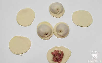 Раскатайте тонко тесто и вырежьте из него кружочки с помощью формочки. На каждый кружочек поставьте по ложечке начинки и защипните края.