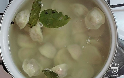 Поставьте кастрюлю с водой на огонь до кипения и бросьте горошек перца. Затем добавьте лавровый лист. После кипения закиньте пельмени. Когда они всплывут, откиньте их на дуршлаг, чтоб стекла вода.
