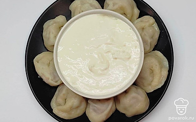 Лучше всего пельмени подавать со сметаной и свежими овощами или зеленью.