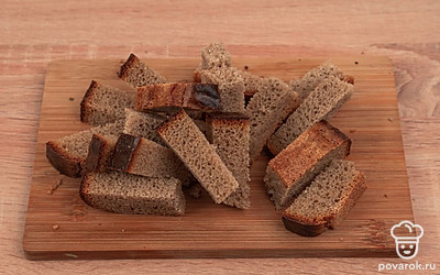 Нарежьте черный хлеб небольшими брусочками толщиной 1 см.