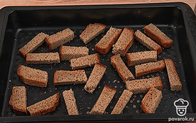 Выложите хлеб на, смазанный маслом, противень. Слегка перемешайте хлебные брусочки, чтобы они полностью покрылись маслом.