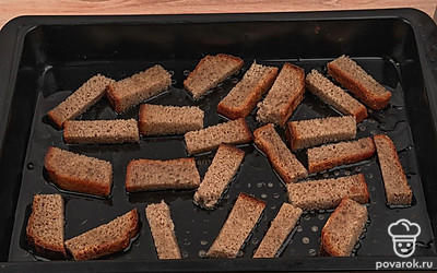 Посолите хлеб по вкусу.