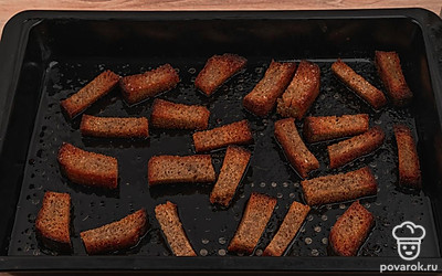 Отправьте гренки в духовку на 10 минут. Они должны стать хрустящими и румяными. Готовые гренки немного остудите.