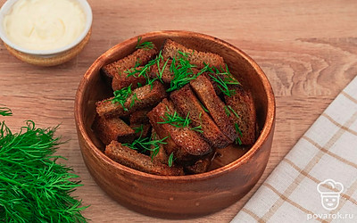 Посыпьте гренки рубленым укропом. Готово.