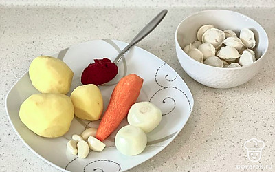 Почистите картофель, лук, чеснок, морковь. Достаньте из морозилки пельмени, дайте им немного побыть при комнатной температуре.