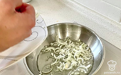 Возьмите сковороду, налейте растительное масло и обжаривайте 3-4 минуты чеснок с луком до золотистой корочки.