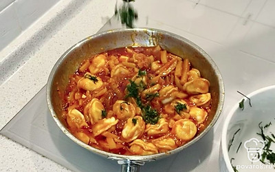 Добавьте в сковороду зелень по вкусу.