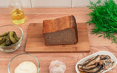 Слейте с огурцов и шпротов жидкость. Очистите чеснок. Помойте и просушите укроп.