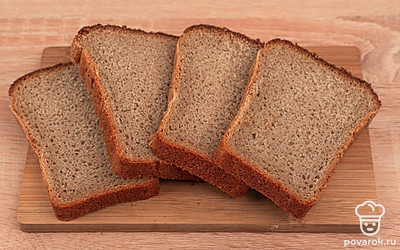 Нарежьте хлеб ломтиками толщиной 8-10 мм.