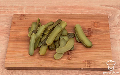 Маринованные огурцы нарежьте тонкими ломтиками толщиной 1-2 мм.