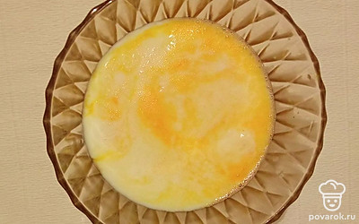 В небольшой мисочке взбейте яйца с солью. Влейте кефир, добавьте соду, снова все перемешайте. Дайте получившейся смеси настояться 15 минут при комнатной температуре.