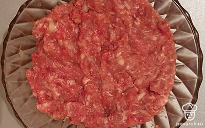 Для приготовления фарша свинину и говядину перекрутите через мясорубку, добавьте в фарш 2 луковицы, также перекрученные через мясорубку, чтобы начинка была более сочной. Посолите и поперчите по вкусу.