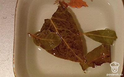 Лавровые листики поместите в маленькую емкость и залейте кипятком. Получившийся отвар понемногу вливайте в фарш, стараясь добиться сочности. Добавьте мелко пассированный лук. Вымесите все до однородности.