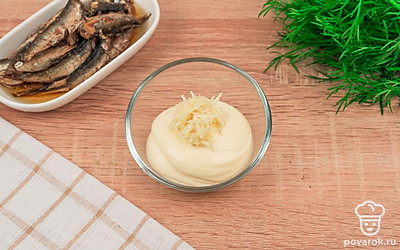 Смешайте майонез и чеснок.