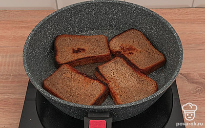 Обжарьте хлеб на растительном масле по 2 минуты с каждой стороны до хрустящей румяной корочки.