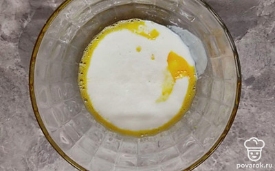 Для приготовления теста в глубокой миске вилкой взбейте яйцо с солью, затем добавьте кефир (желательно чтоб он был не много теплый), соду. Все перемешайте и дайте отдохнуть тесту 5 минут.