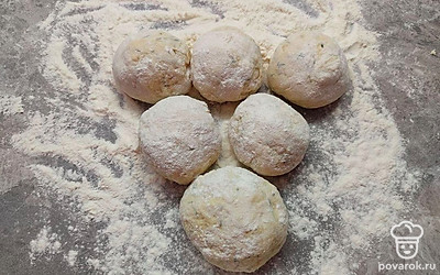 Укроп нарежьте мелко и отправьте в кефирную массу, перемешайте и по частям введите муку. Замешайте тесто. Накройте его и дайте ему отдохнуть 30 минут.