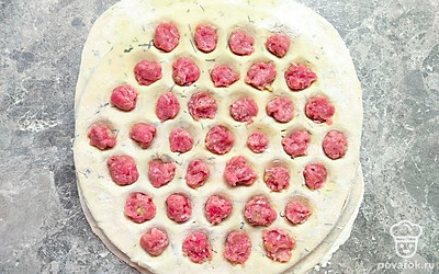 Лук нарежьте мелко и отправьте в фарш, посолите, добавьте перец, чеснок пропущенный через пресс, хорошо перемешайте. Далее раскатайте тесто примерно толщиной 2 мм и лепите пельмени. Вы можете сделать это вручную, а можете с помощью специального приспособления.