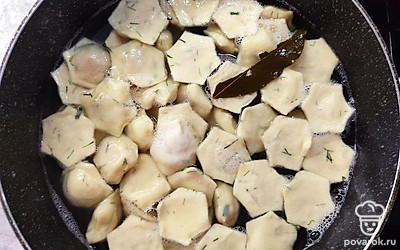 Отварите их с любыми специями, можно добавить лавровый лист, перец и обязательно соль. Подавайте пельмени со сметаной.