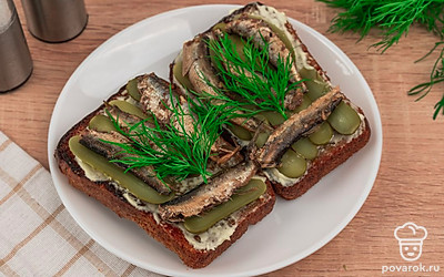 Украсьте гренки со шпротами веточками укропа. Готово. Приятного аппетита.