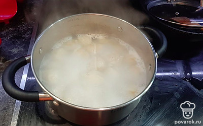 Бросьте пельмени в кипящую воду.