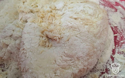 В муку добавьте яйца, 1/2 чайной ложки соли, растительное масло и потихоньку добавляйте воду. Замесите тесто и оставьте его отдохнуть минут на 20. 