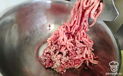Телятину, свинину и лук пропустите через мясорубку. Добавьте оставшуюся соль и перец, все перемешайте. 