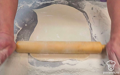 Отделите небольшой кусок теста и раскатайте в тонкий пласт. 