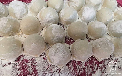 Выложите готовые пельмени из формы на противень, присыпанный мукой. 