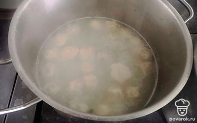 В кипящую воду положите пельмени и отварите до готовности. 